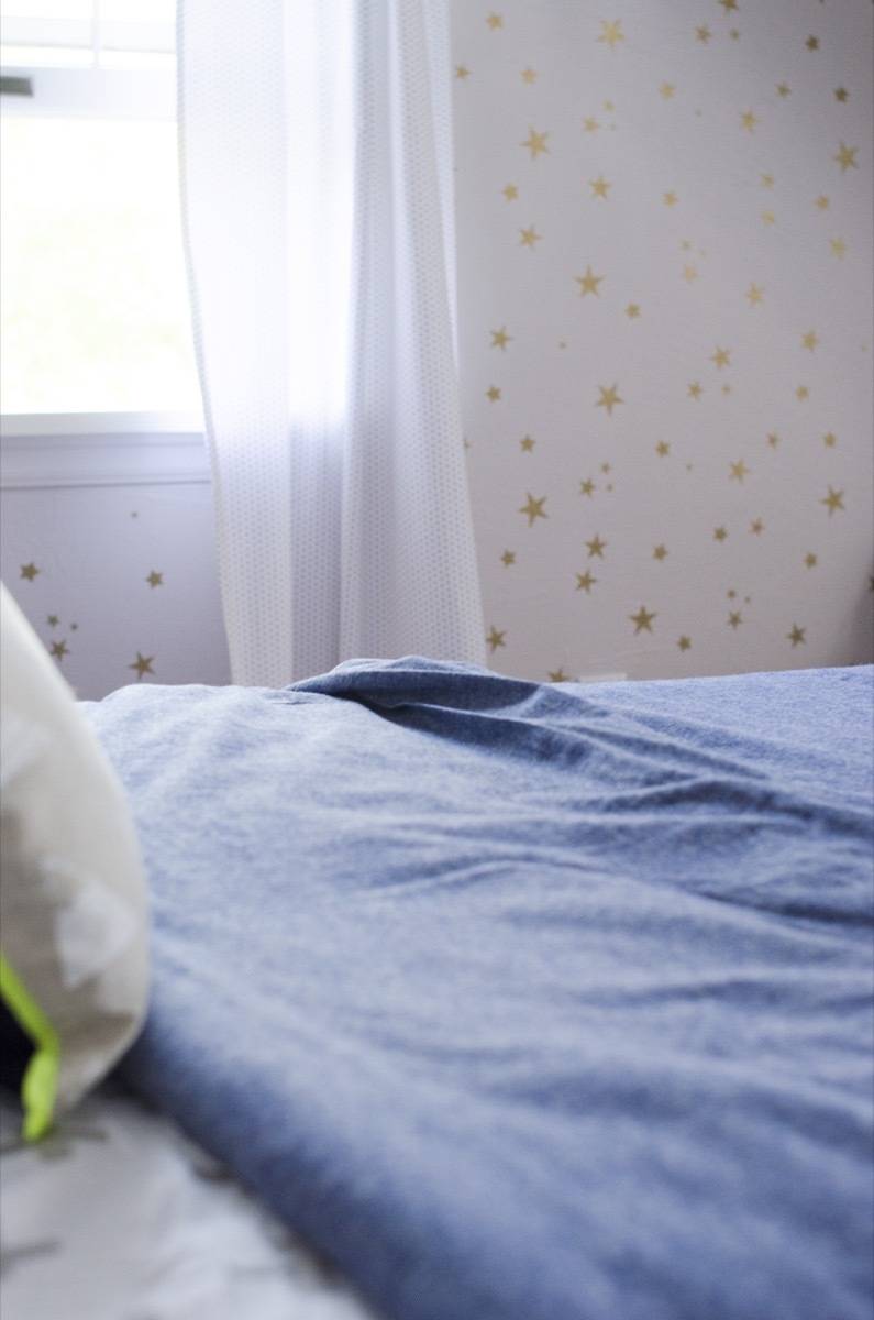 Bedroom with bed, bed sheet and pillow.