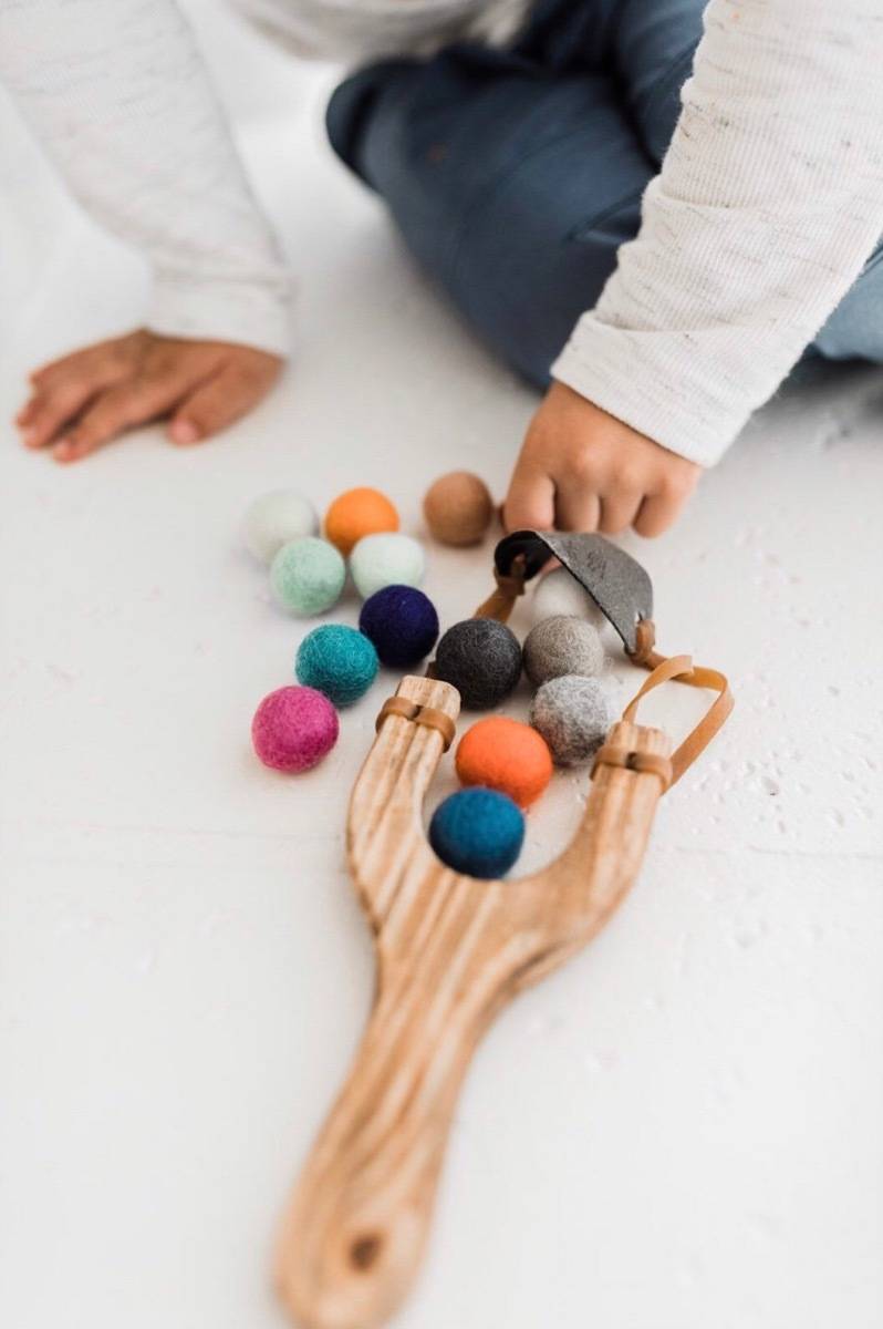 Pom pom slingshot