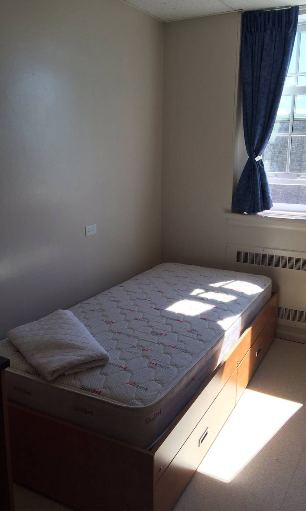 Dorm room decor ideas: Before