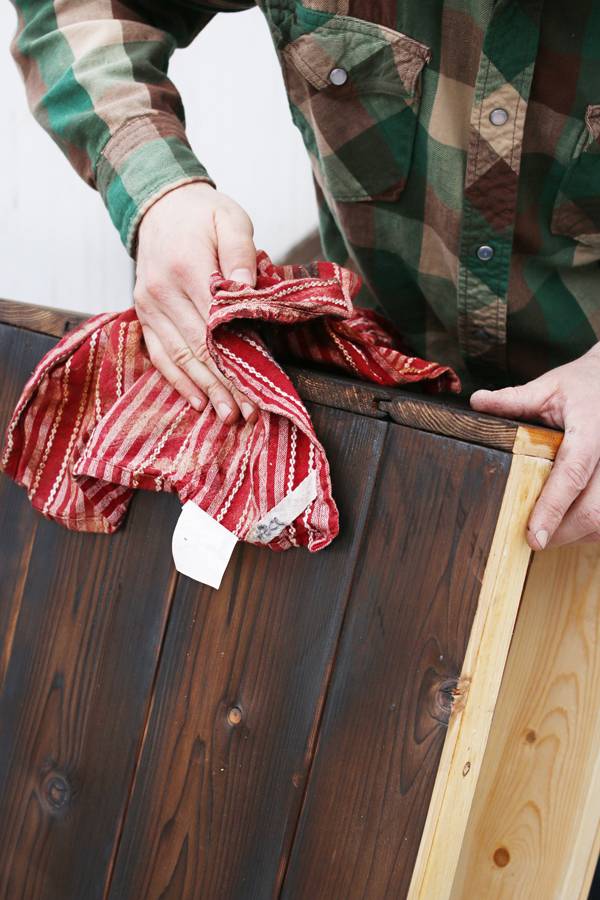 finishing the box with natural oil